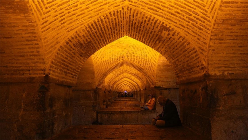 İsfahan'daki tarihi köprü akmayan nehre rağmen ziyaretçilerini ağırlamaya devam ediyor