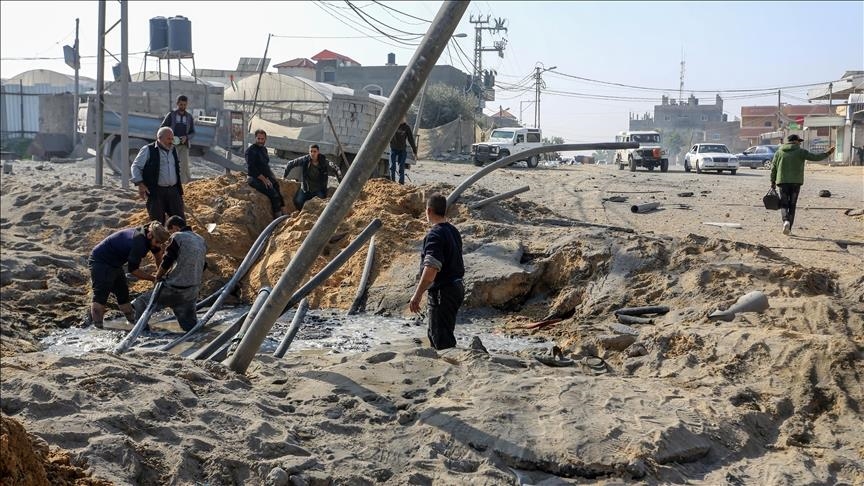 إسرائيل تقصف خطوط المياه وطريقا رئيسا يربط خان يونس برفح