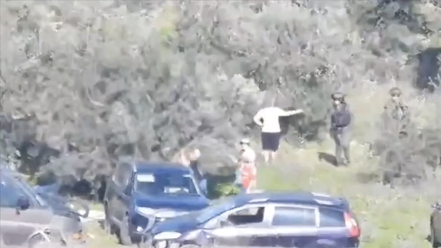 Yasa dışı Yahudi yerleşimciler, İsrail askerlerinin eşliğinde Filistinlilerin zeytinliklerini talan etti