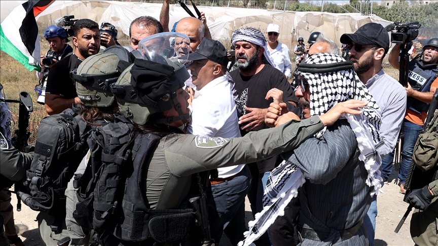 Israeli settlers attack Palestinian farmers in southern Nablus