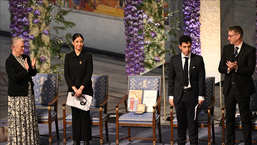 نجلا الإيرانية السجينة نرجس محمدي يتسلمان "نوبل" نيابة عنها