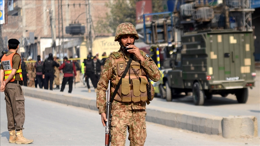 28 security personnel , 27 suspected militants killed in Pakistan