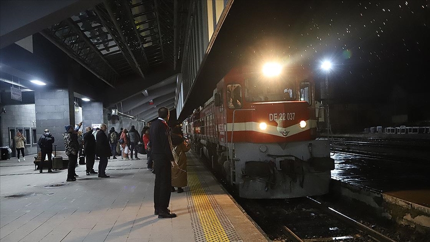 "Turistik Doğu Ekspresi" Kars'tan ilk seferine uğurlandı
