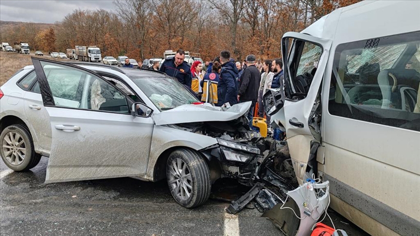 Kırklareli'nde yolcu minibüsü ile otomobilin çarpıştığı kazada 9 kişi yaralandı