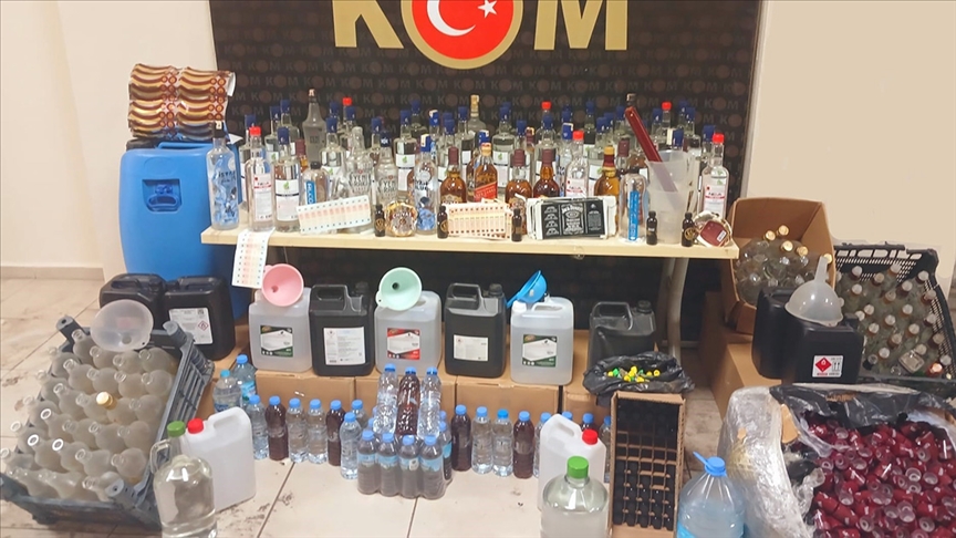 İzmir'de sahte içki ve kaçak sigara operasyonlarında 70 kişi yakalandı