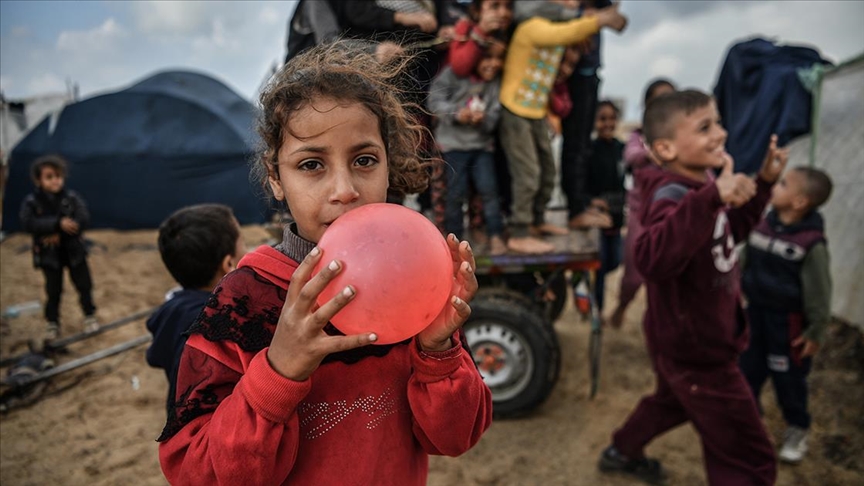 Gazze'de katledilen bebeğin oyuncak olduğunu iddia eden İsrailli gazetenin yöneticisi görevinden ayrıldı