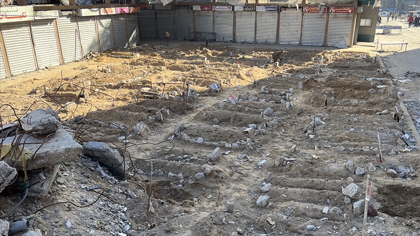  İsrail'in saldırıları nedeniyle kabristanlara ulaşılamayan Gazze'de sokaklar mezarlıklara dönüştü