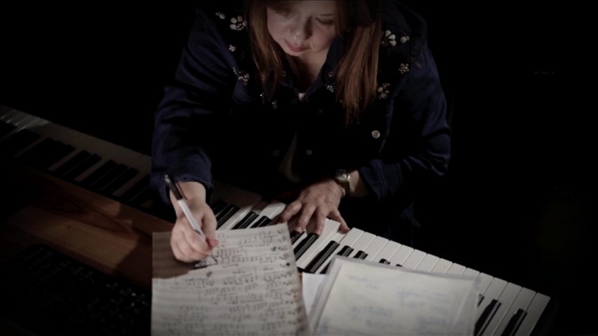 Gülnur Aybet ile Murat Karahan, Aşık Veysel'in "Uzun İnce Bir Yoldayım" eserini yorumladı