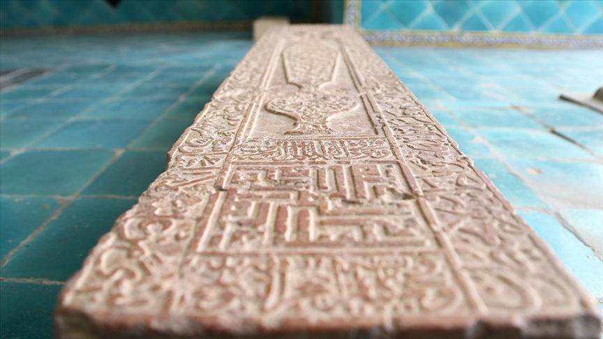 İsfahan'da bulunan Melikşah ile Nizamülmülk'ün kabirleri asırlardır aynı aile tarafından korunuyor