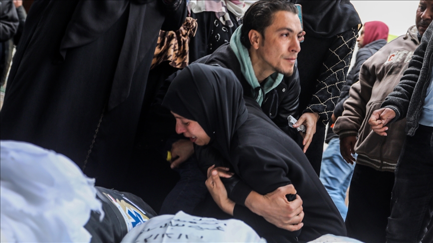 لتعذر الوصول للمقابر.. شوارع غزة تحتضن جثامين الشهداء (تقرير)