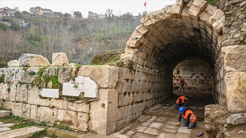 Smyrna Tiyatrosu'nun seyirci girişi ortaya çıkarıldı