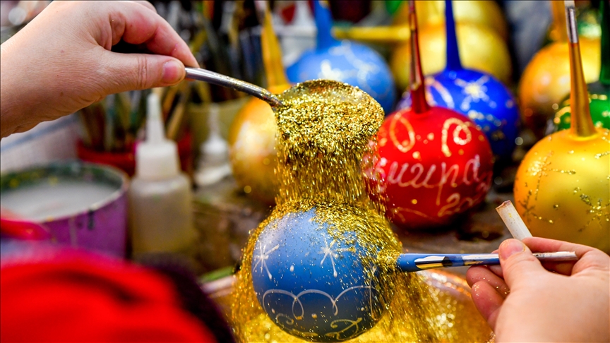 Rusija: Fabrika Birjusinka čuva višedecenijsku tradiciju ručne izrade božićnih ukrasa