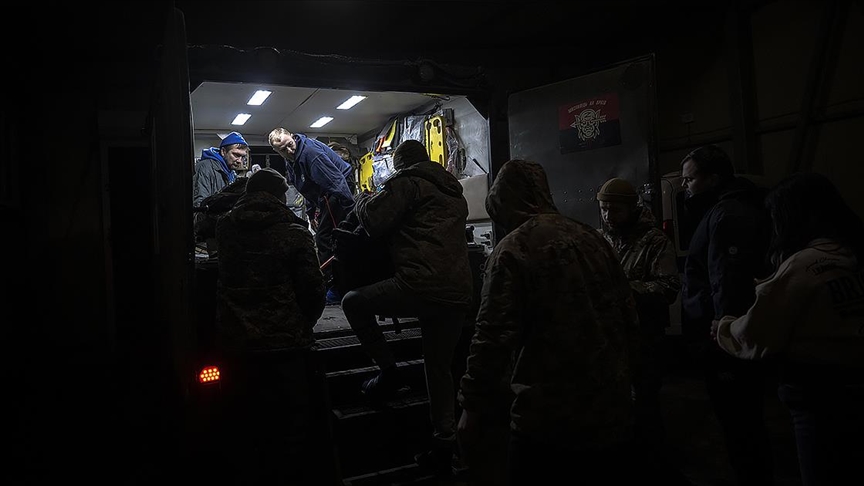 AA ekibi, yaralı Ukraynalı askerlerin cepheden tahliye sürecini görüntüledi