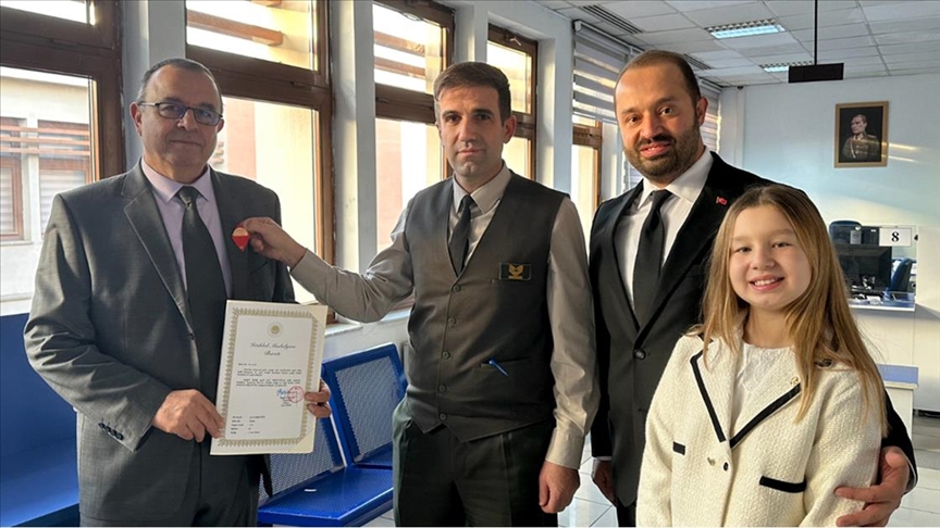 Cumhuriyet'in 100. yıl dönümünde dedesinin İstiklal Madalyası'na kavuştu