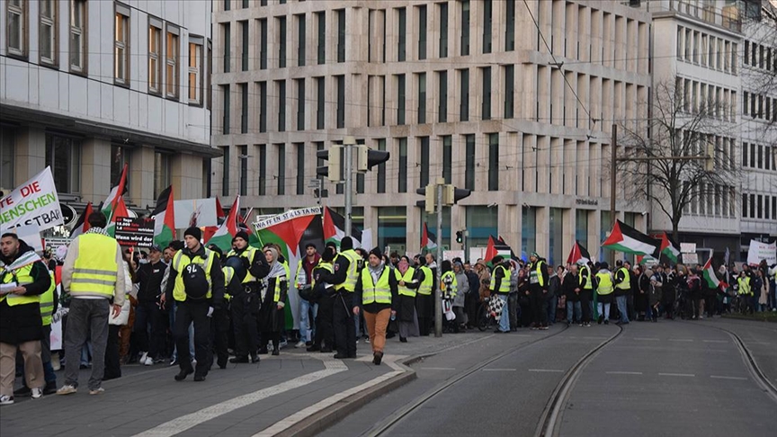Almanya'da İsrail'in Gazze'ye yönelik saldırıları protesto edildi