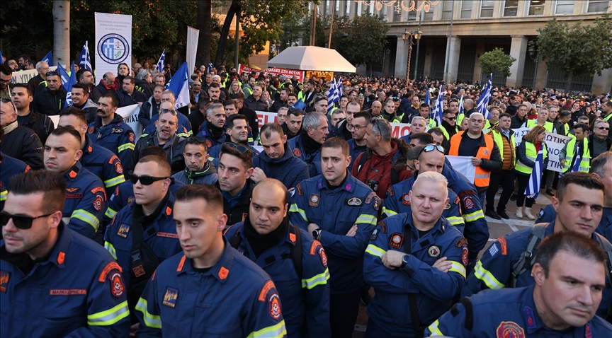 Atina'da polis, itfaiye ve sahil güvenlik personeli eylem yaptı