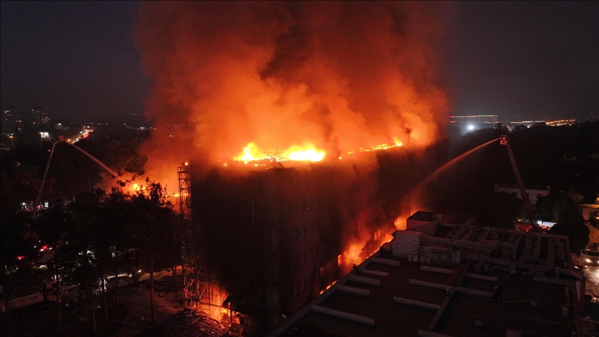 Adana'da eski hastane binasında çıkan yangın kontrol altına alındı