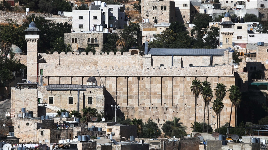 Israeli settlers assault Palestinian worshippers at Ibrahimi Mosque in Hebron