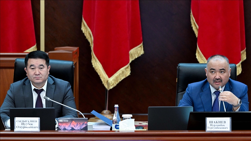 Kırgızistan Meclisi'nde ülke bayrağında değişiklik öngören tasarı yasalaştı