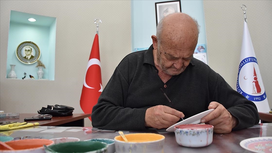 Kütahyalı "yaşayan insan hazinesi" çiniciliğe meraklı gençlere eğitim veriyor