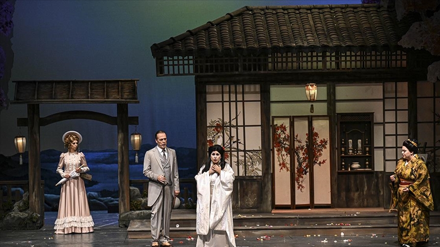 Madama Butterfly operası, prömiyer öncesi sanatsever öğrenciler için perdelerini açtı