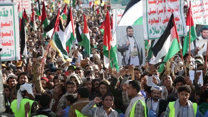 عشرات آلاف اليمنيين يتظاهرون رفضا للتحالف الأمريكي بالبحر الأحمر