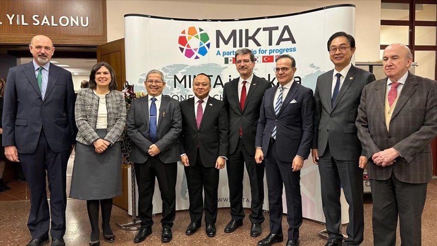 Diplomats of ‘mid-powers’ discuss possible actions to take in a ‘polarized world’