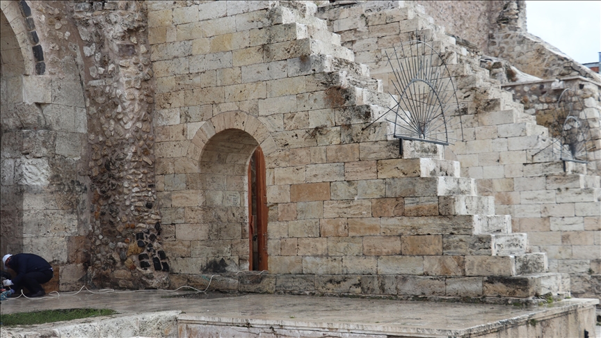 Sivas'ta Çifte Minareli Medrese'nin duvarlarına yazılan yazılar silindi