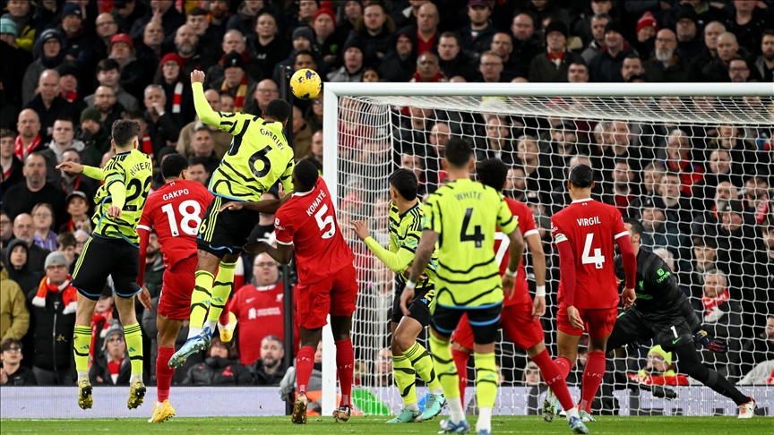 قدم.. أرسنال يحافظ على صدارته للدوري الإنجليزي