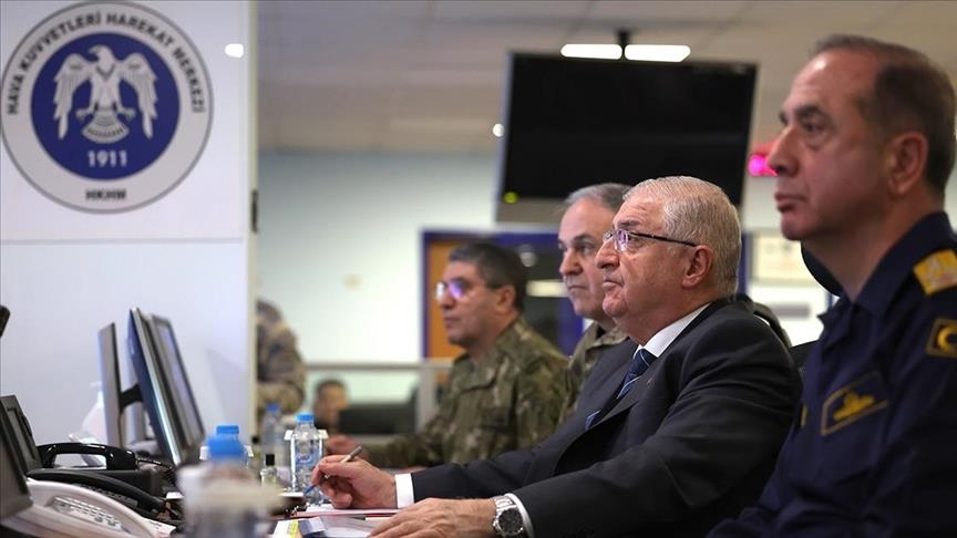 Turkish defense chief visits Iraqi border with military top brass