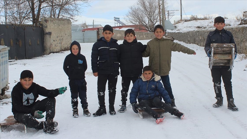 Kars'ta "kar tatilini" fırsat bilen çocuklar kızakla kaydı