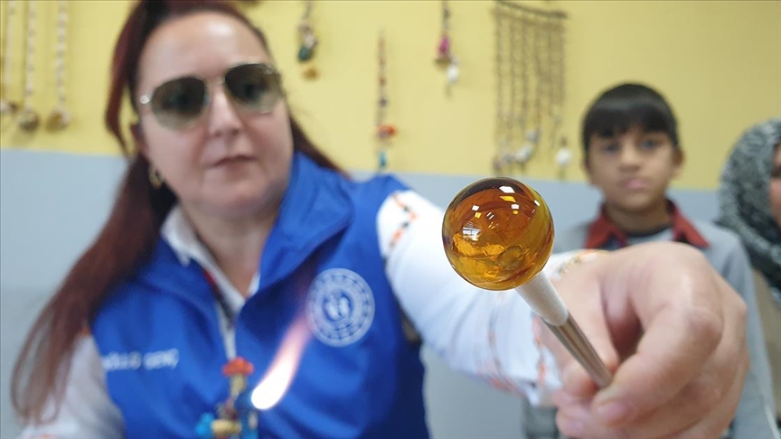 Osmaniye'de cam sanatı ustası, açtığı kursta mesleğin inceliklerini anlatıyor