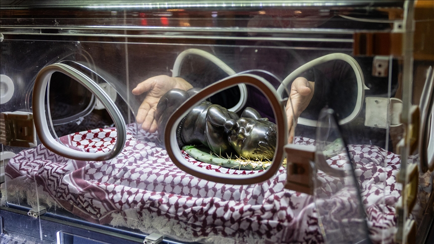 Palestinian artist incarnates Christ in baby incubator to pay tribute for babies killed in Gaza