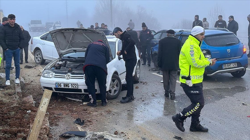 Kahramanmaraş'ta 22 aracın karıştığı 2 zincirleme kazada 15 kişi yaralandı