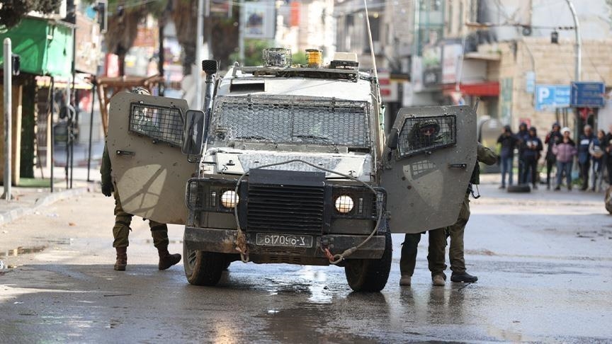 L'armée israélienne attaque 5 bureaux de change et arrête 21 Palestiniens en Cisjordanie  