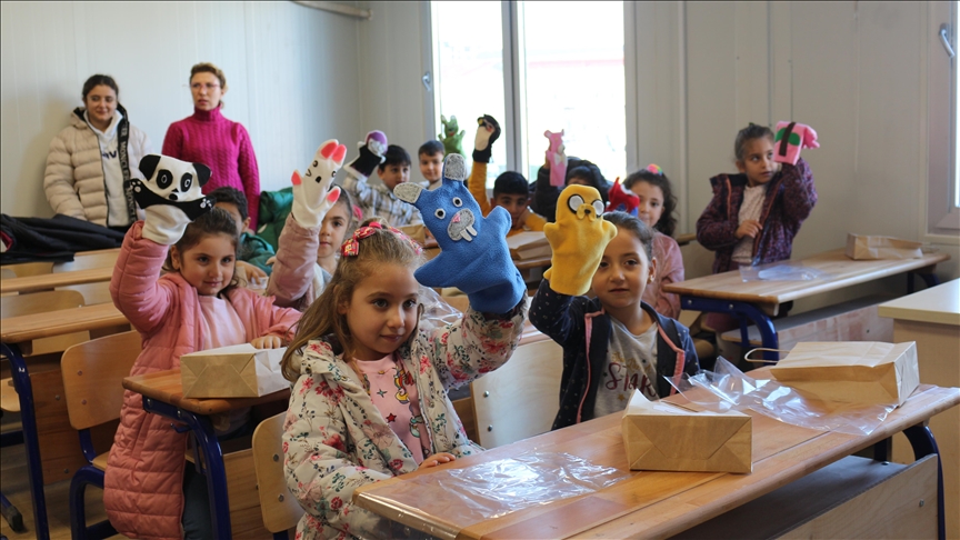 Hatay'da öğrencilerin diktiği kıyafetler ve kuklalar depremzede çocuklara dağıtıldı 