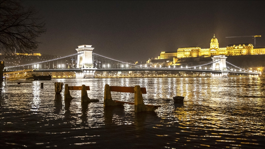 Lumi Danub vërshon Budapestin