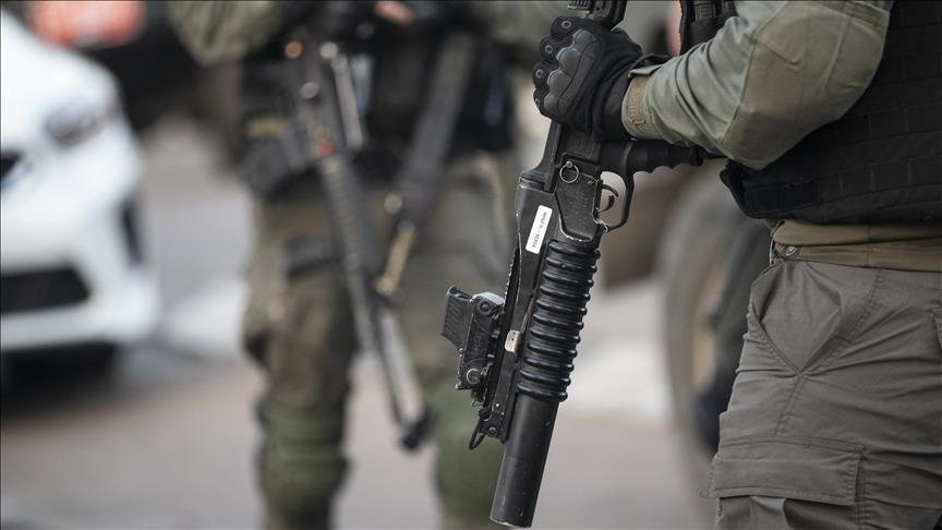Des soldats israéliens prennent d'assaut un magasin à Hébron et confisquent des jouets pour enfants