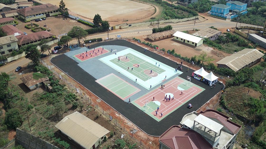 TİKA Kamerun'da Türkiye Cumhuriyeti'nin 100'üncü yılı anısına çok amaçlı spor sahası yaptı