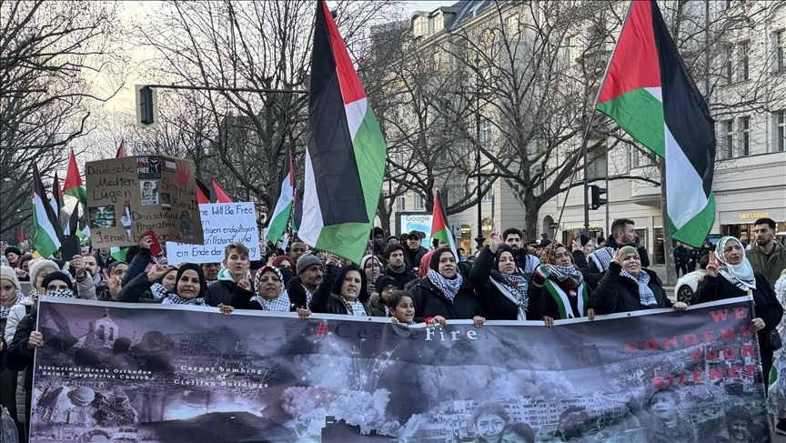 برلين.. مئات الأشخاص يتضامنون مع فلسطين