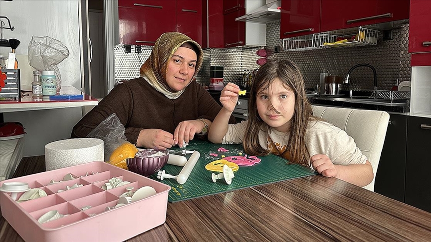 Serebral palsili kızının tedavisiyle ilgilenen anne, evinde çocukluk hayali pastacılığa başladı