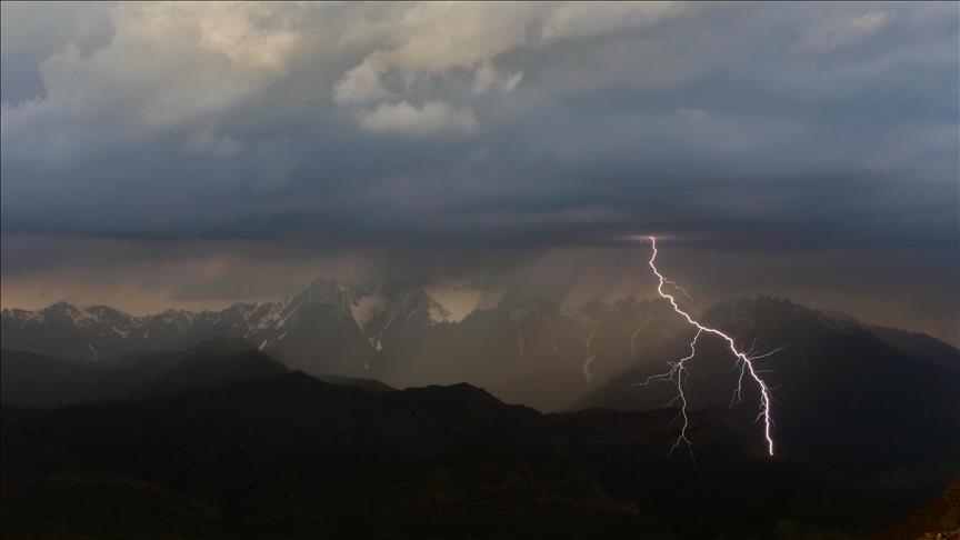 Десятки рейсов отменены из-за удара молнии в диспетчерскую башню аэропорта во Франции