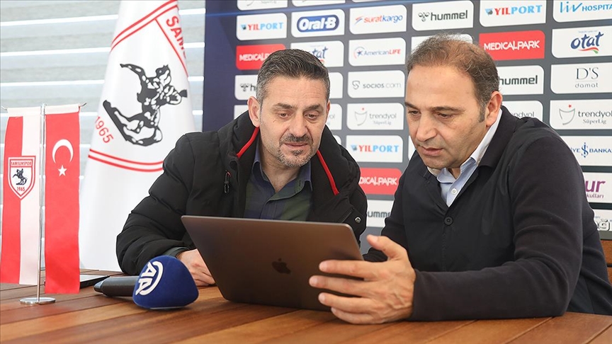 Samsunspor Futbol Direktörü Fuat Çapa, tercihini "Gökyüzü akrobasisi" fotoğrafı için kullandı