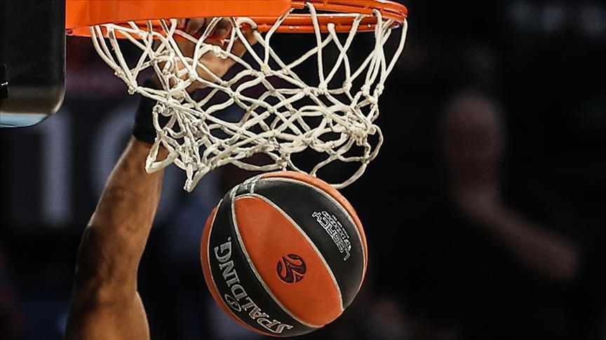 Barcelona beat EuroLeague leaders Real Madrid 83 - 78, hand archrivals 2nd loss of season