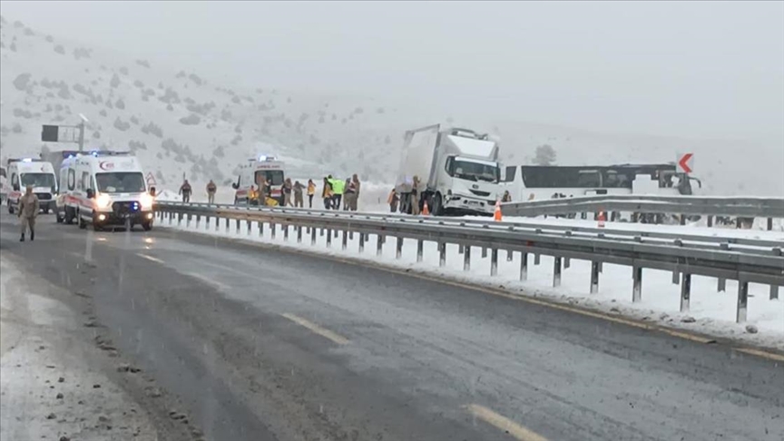 Kars'ta iki otobüsün karıştığı zincirleme trafik kazasında 2 kişi öldü, 8 kişi yaralandı