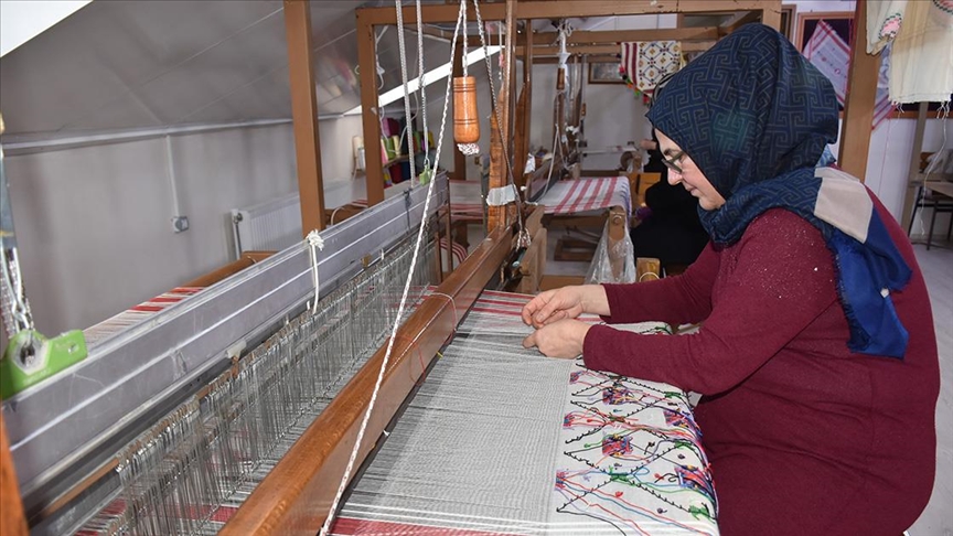 Sinop'ta unutulmaya yüz tutmuş çember motifleri kadınlar tarafından yeniden dokunuyor 