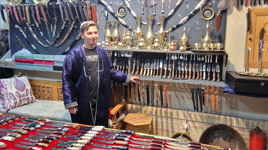 صناعة السكاكين يدويا.. حرفة تتوارثها الأجيال في أوزبكستان