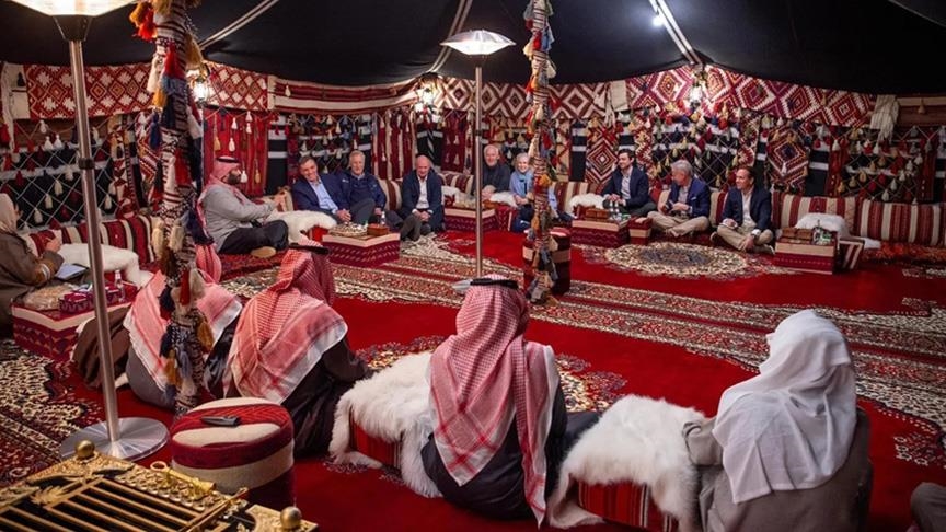 داخل خيمة.. ابن سلمان يبحث مع مسؤولين أمريكيين علاقات التعاون