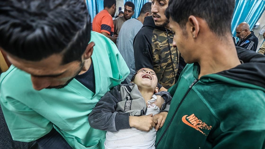 الإعلام الحكومي بغزة يدعو لعلاج 6 آلاف جريح في الخارج
