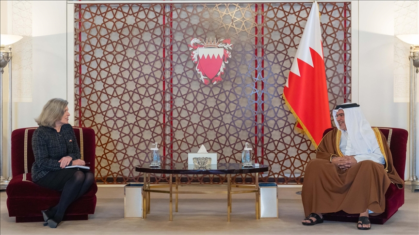 ولي عهد البحرين يبحث مع وفد أمريكي المستجدات الإقليمية